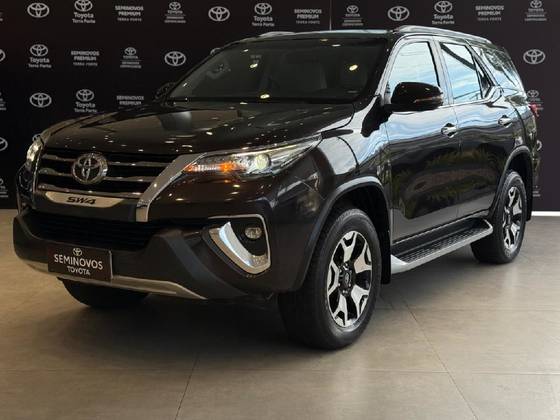 TOYOTA HILUX SW4 2.8 SRX DIAMOND 4X4 7 LUGARES 16V TURBO INTERCOOLER DIESEL 4P AUTOMÁTICO